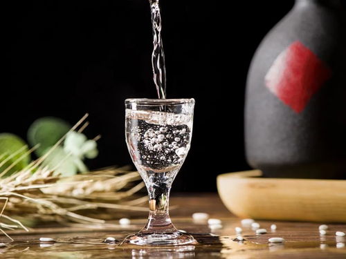 人到中年,為何會(huì)愛(ài)上喝白酒